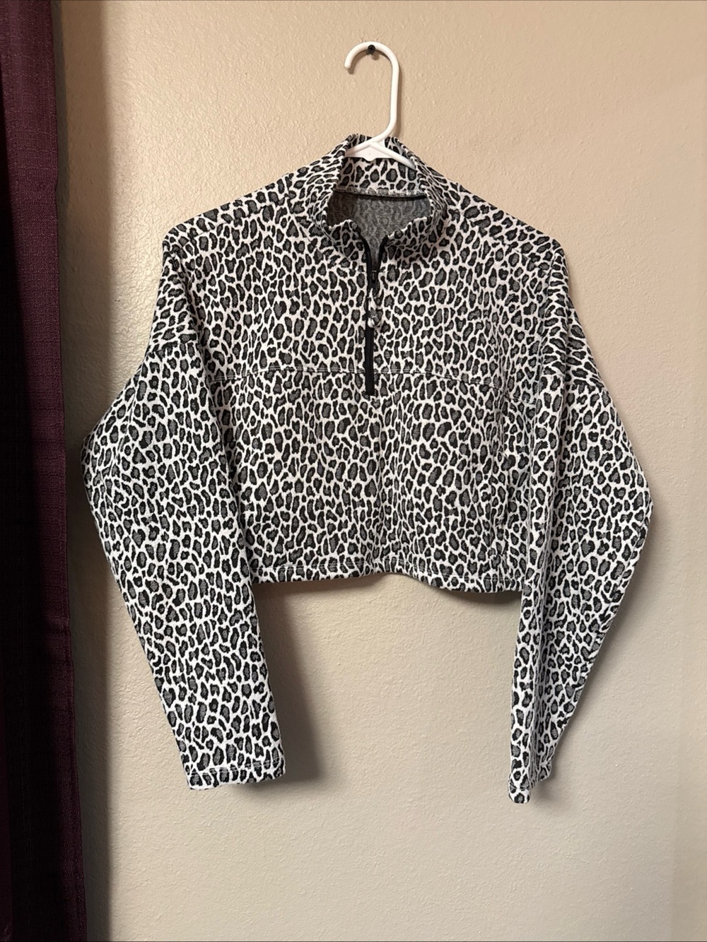 #818 Boutique Animal Print Long Sleeve Half Zip Crop Top Size Medium
